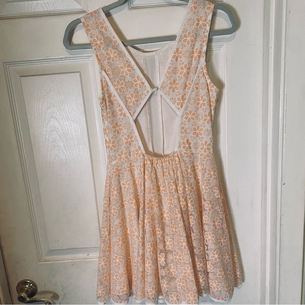 Sugarlips Keyhole Open Back Dress Peach Daisies Lace Print Women’s Size S